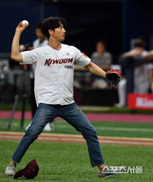 기태영 '모자 벗고 강속구![포토]