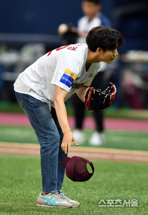 모자벗고 시구 펼치는 기태영[포토]