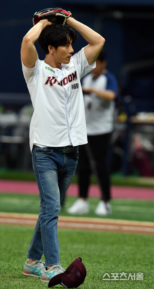 모자벗고 시구 펼치는 기태영[포토]