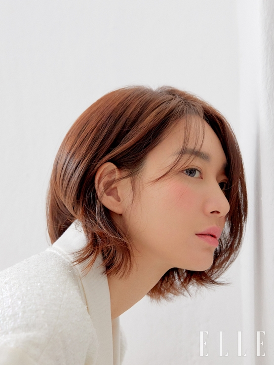 백옥 그 이상…신민아, 무결점 피부 빛나는 '역대급 비주얼' (화보)