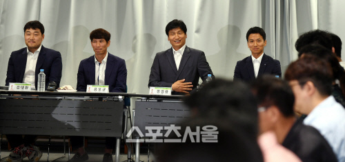 [포토] 화기애애한 분위기의 U-20 코칭스태프 결산 기자회견