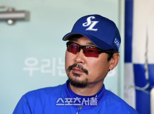 [포토] 훈련 지켜보는 김한수 감독