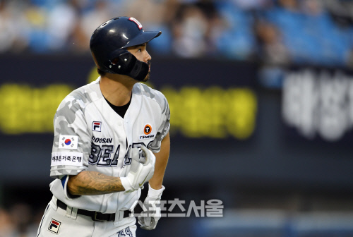 [포토]두산 오재원, 시즌 3호 홈런 넘어간다!