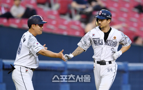 [포토]3점 홈런 오재원, 타격감 살아난다!