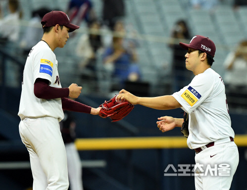 [포토] 키움 장영석, 힘내...안우진!