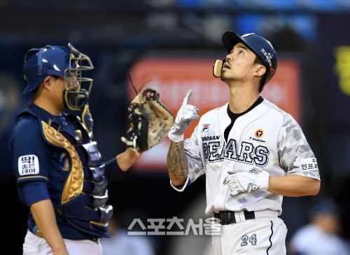 [포토]오재원, 시즌 3호 홈런 세리머니