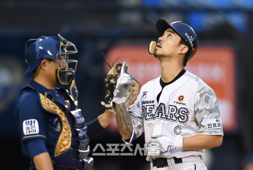 [포토]시즌 3호 홈런 세리머니 하는 오재원
