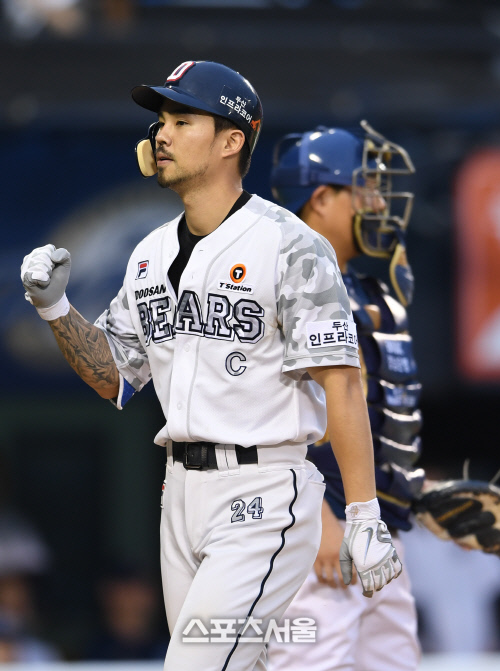 [포토]시즌 3호 홈런 오재원, 주먹 불끈!