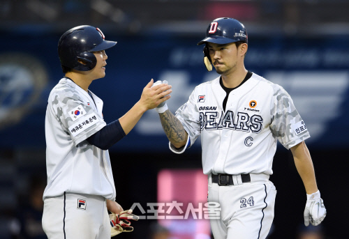 [포토]오재원, 비장한 표정으로 류지혁과 하이파이브