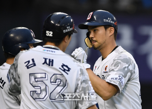 [포토]오재원, 9점 차 리드 만드는 스리런