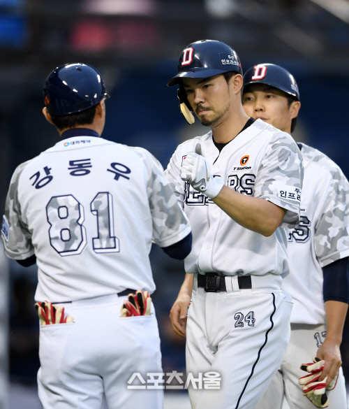 [포토]스리런 기록한 두산 오재원, 시즌 3호 홈런