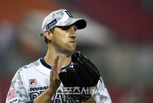 [포토]린드블럼, 호수비 오재원에게 박수를!