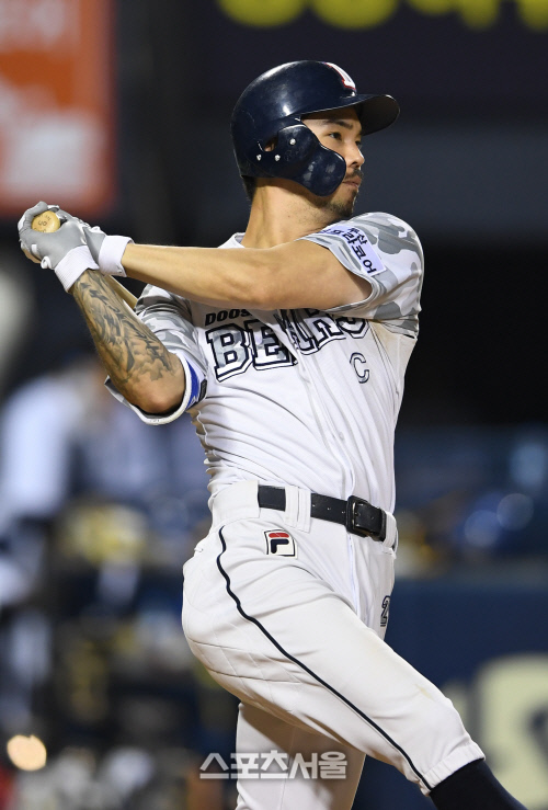 [포토]멀티 히트 기록하는 두산 오재원