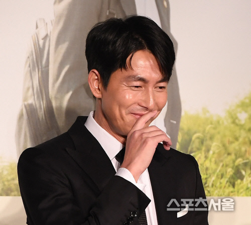 정우성, 에세이 출간 "난민 이슈 악플? 무섭지는 않았지만 놀랐다"