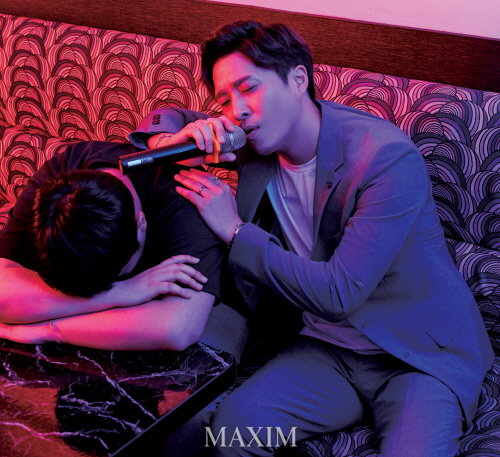 맥심 2019년7월호_먼데이키즈_잡지 첫화보_노래방에서 (2)