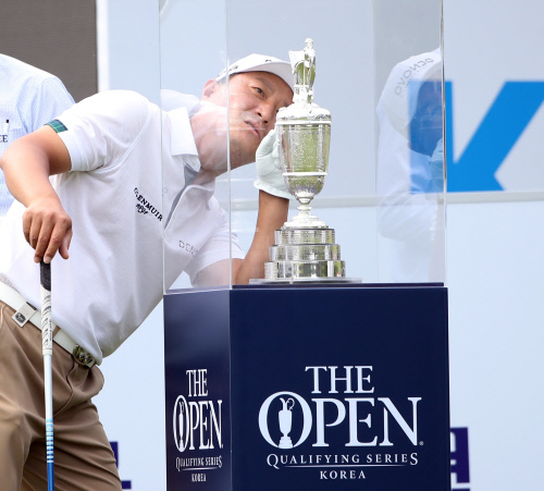  태풍(泰風) 막아선 황인춘-강경남 베테랑의 힘, 최호성은 컷탈락[코오롱 한국오픈]