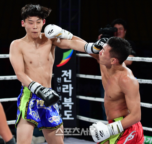 [MAX FC 19]홍코너 김민준의 화끈한 스트레이트, 타격으로 4-0 판정승을 거뒀어요[포토]