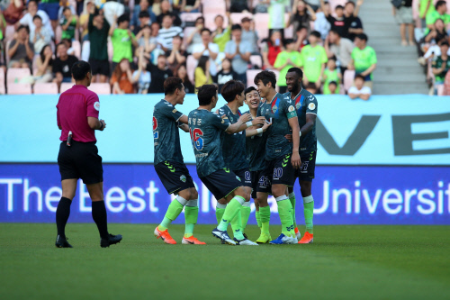 전북, 수원과 1-1 무승부 '선두는 탈환했다'…이동국 얼굴골 화제[현장리뷰]