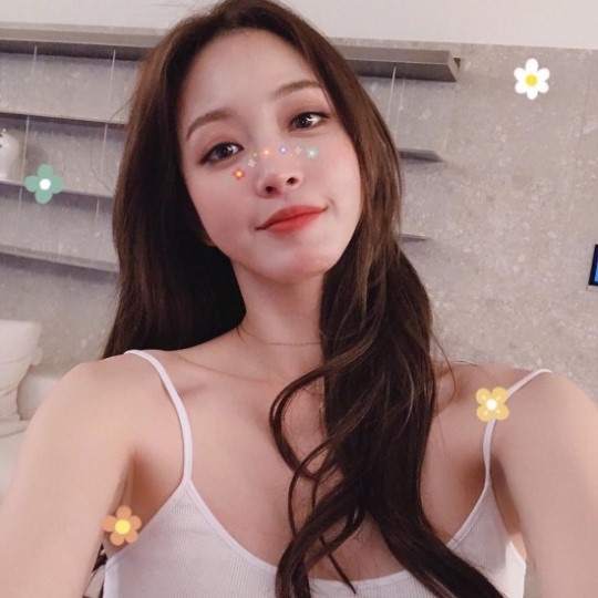 한예슬, 민소매 톱만 입고 '美친 미모' 자랑 "여신 포스"[★SNS]
