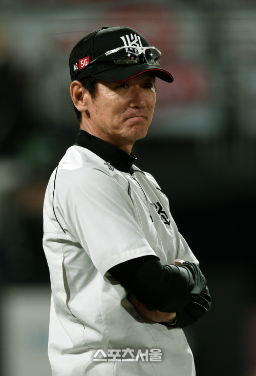 [포토]KT 이강철 감독, 창단 첫 두산 상대 스윕승에 흐뭇한 미소