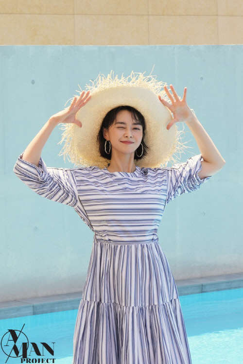 배우 권나라_청정미 가득 화보 비하인드컷 공개 (2)