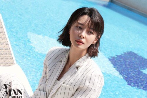 배우 권나라_청정미 가득 화보 비하인드컷 공개 (1)