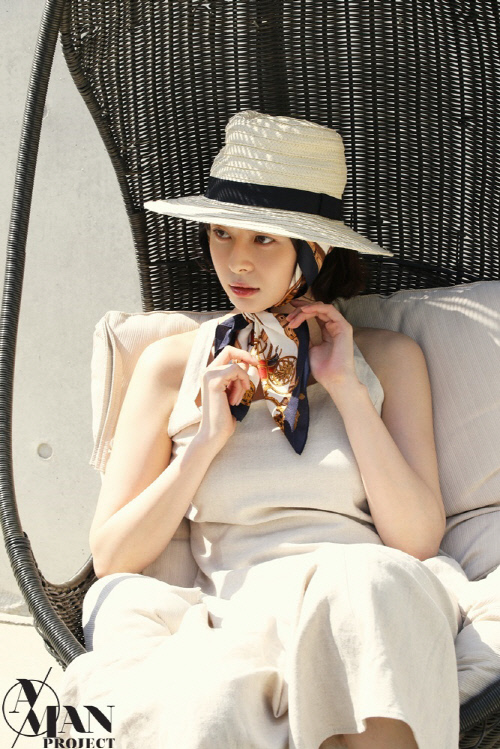 배우 권나라_청정미 가득 화보 비하인드컷 공개 (3)