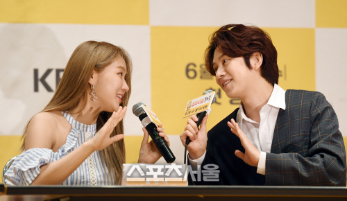 [포토]함께 노래 부르는 소유-김희철, 눈빛 교환