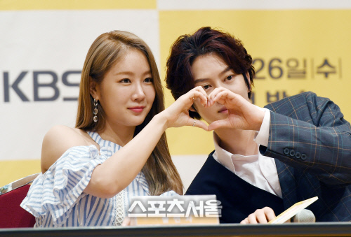 [포토]함께 하트 만들어보이는 소유와 김희철