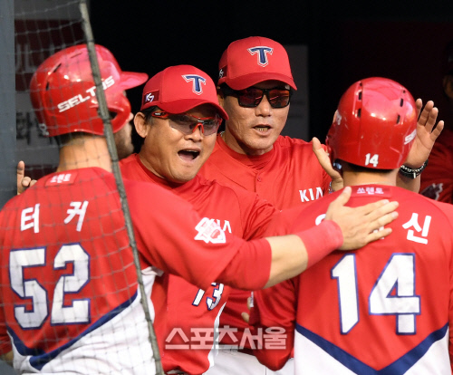 [포토] KIA 박흥식 대행, 입이 귀에 걸렸어~!