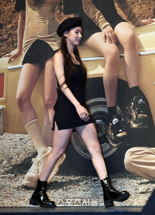 [포토]각선미 뽐내며 입장하는 (여자)아이들 미연