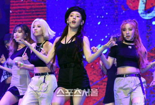 [포토]솔로 파트 소화하는 미연