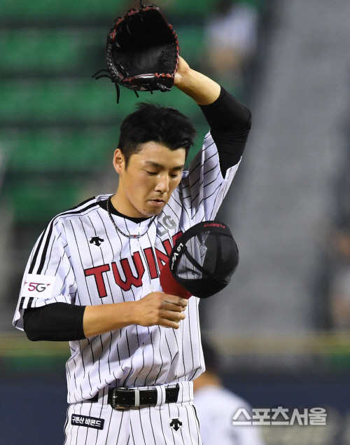 [포토] LG 한선태, 모자 속 흘깃... '하면 된다'!