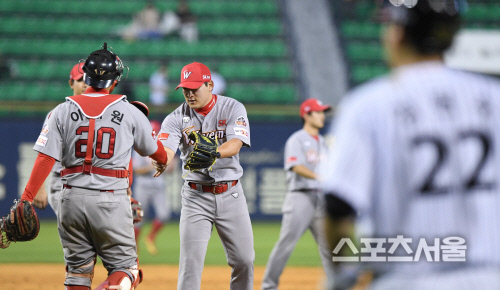 [포토] SK 하재훈, 7-4 승리에 마침표!