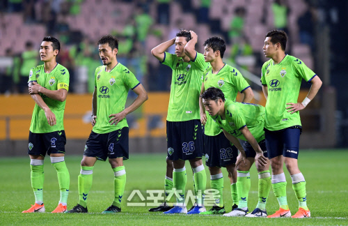 [포토] 이동국 승부차기 실축에 아쉬워하는 전북 현대