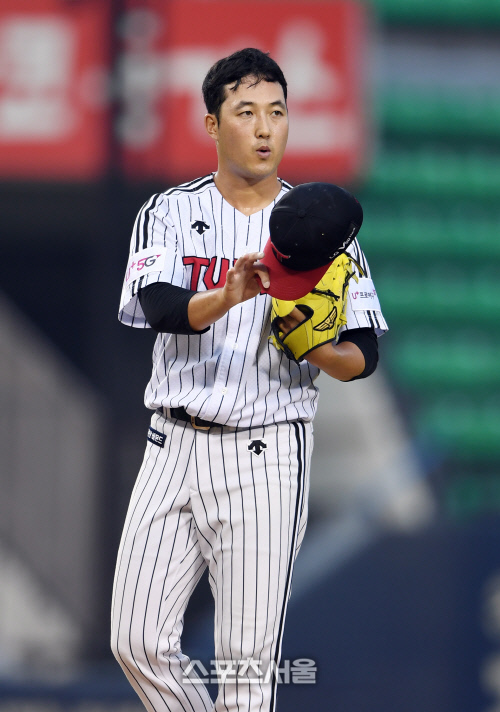 [포토]최정을 향해 모자를 벗은 신정락