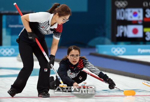 [포토]신중하게 스톤 놓는 \'안경 선배\' 김은정