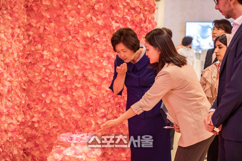 [사진3]사우디아라비아 꽃 향기 맡는 김정숙 여사