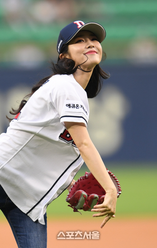 [포토]박연경 아나운서 시구, 미소를 함께 던져요!