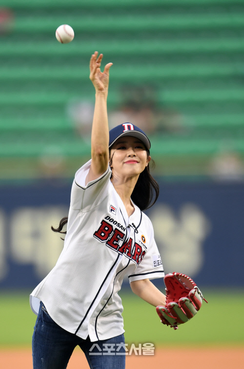 [포토]박연경 아나운서 시구, 미소를 유지하며!