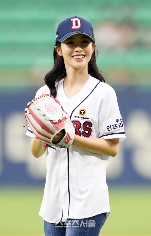 [포토]박연경 아나운서 시구, 미모 뽐내며!