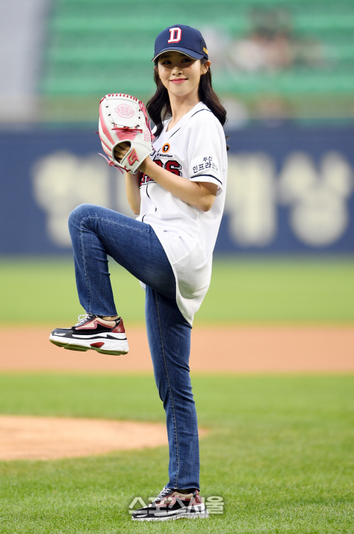 [포토]박연경 아나운서 시구, 힘차게 다리를 올려서!