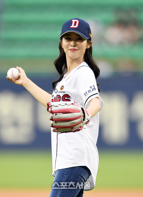 [포토]박연경 아나운서, 시구 갑니다!