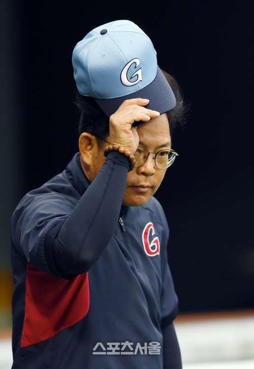 [포토]모자 벗어 인사하는 양상문 감독