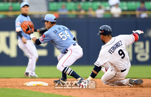 [포토]두산 페르난데스, 과감한 주루 플레이