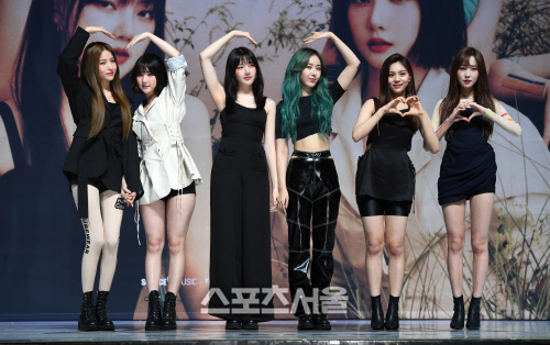 [포토]다 함께 하트 만들어보이는 여자친구