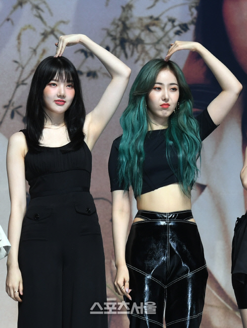 [포토]여자친구 신비, '예린 언니가 같이 안 해줘요!'