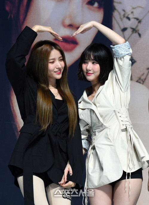 [포토]함께 하트 만드는 여자친구 소원과 은하