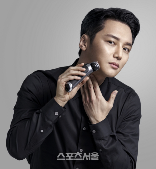 ‘세련된 카리스마’ 변요한, 브라운 새얼굴로 발탁