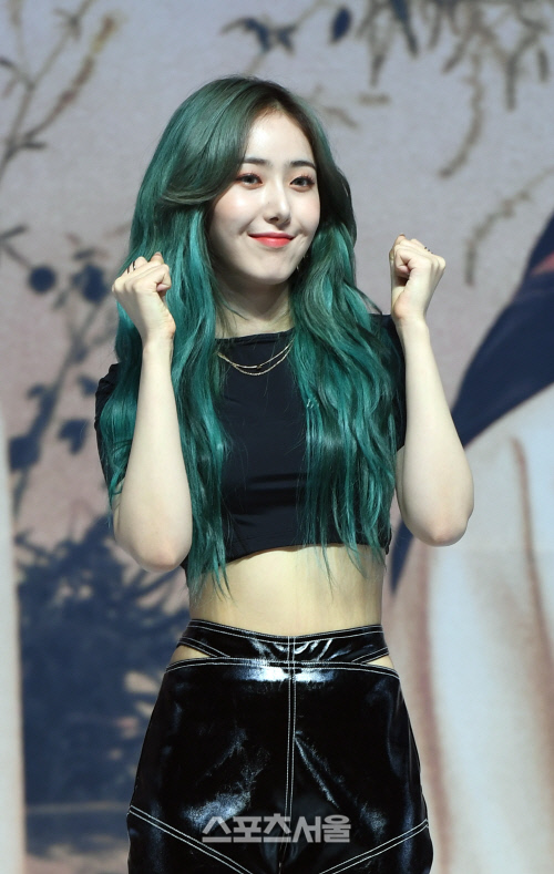 [포토]여자친구 신비, 파이팅 포즈로!